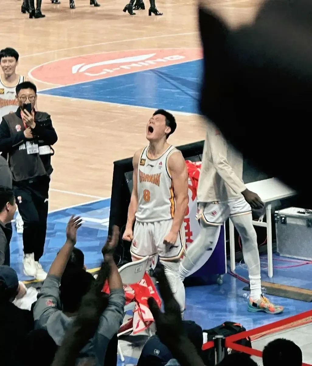 CBA传奇谢幕，球迷泪洒赛场