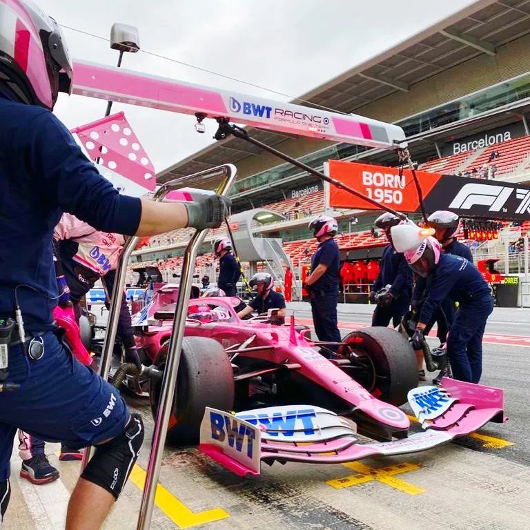 阿斯顿马丁横扫迈凯伦，拉塞尔带队取胜