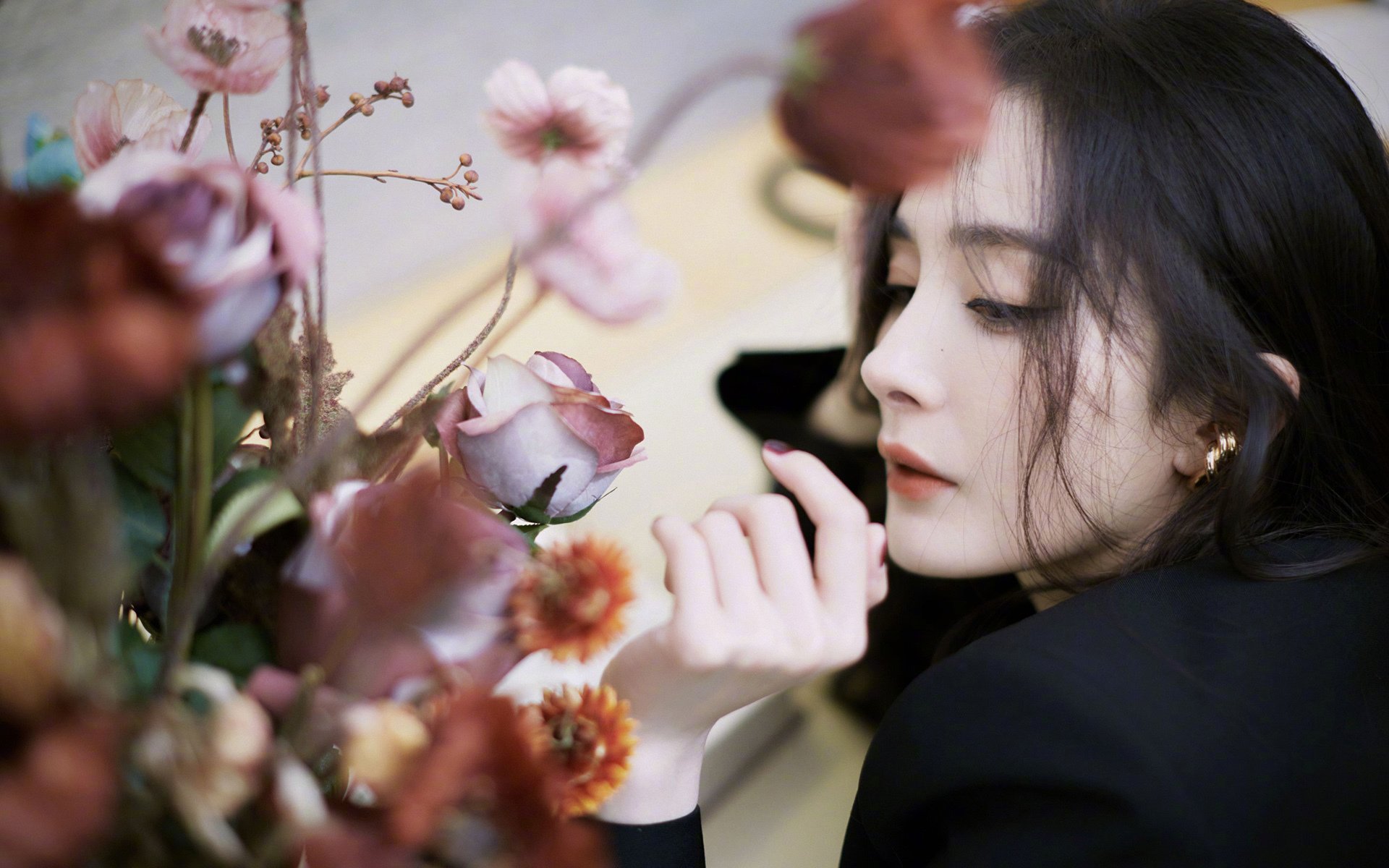 我们先从思维扩展开始，构思几个不同风格的标题，再选定一个进行深度创作
